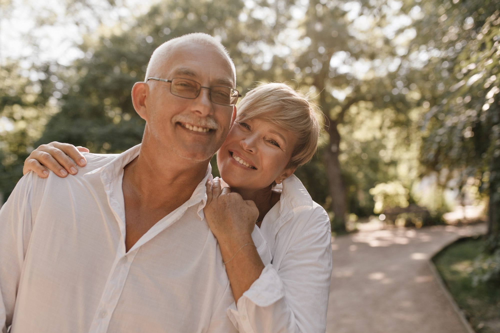 How Dental Implants Compare to Dentures and Which Is Right For You